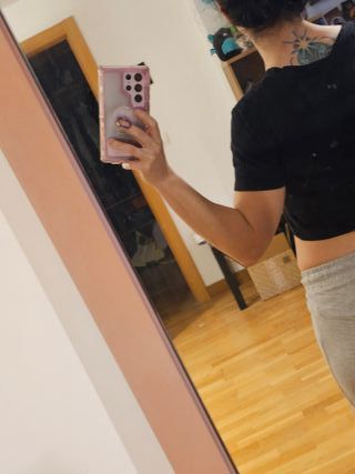 Crop top con flores y mensaje