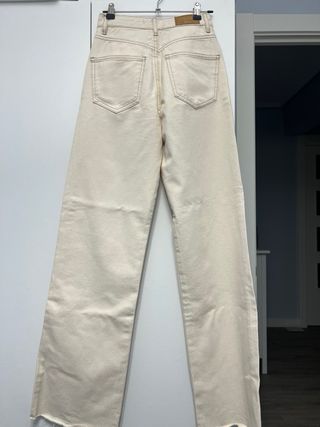 Pantalón Stradivarius crema ancho