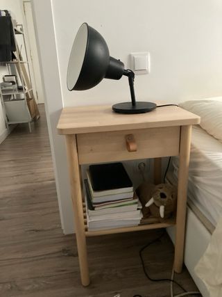 Mesita de noche de madera clara