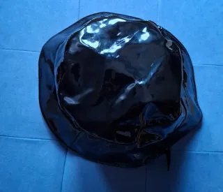 Sombrero de lluvia charol negro