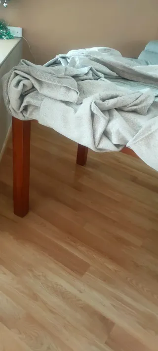 Mesa de centro con cristal y falda