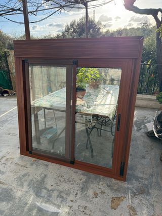Ventana corredera aluminio marrón