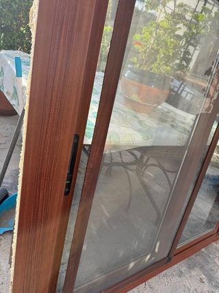 Ventana corredera aluminio marrón