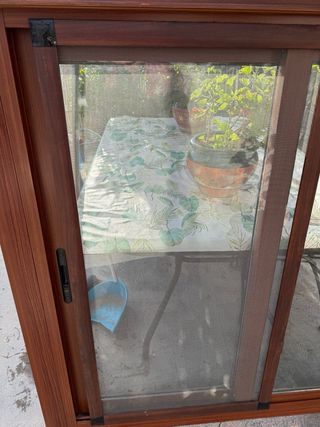 Ventana corredera aluminio marrón