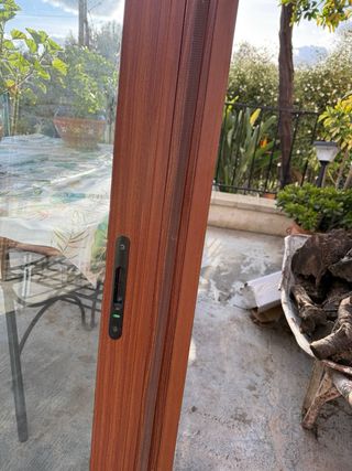 Ventana corredera aluminio marrón