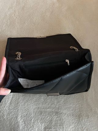 Bolso negro Stradivarius con cadena multiposición