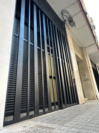 Reja de seguridad metálica moderna para entrada