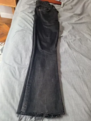 Pantalón vaquero Zara negro flare