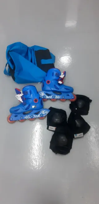 Patines en línea azules con protecciones y bolsa