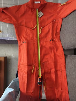 Mono de vuelo naranja sin usar