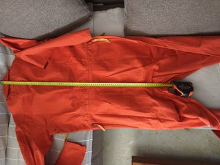 Mono de vuelo naranja sin usar