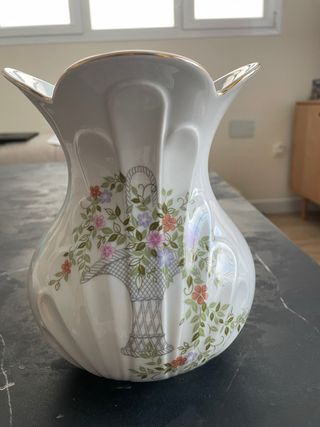 Jarrón de porcelana con flores