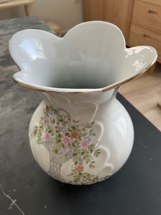 Jarrón de porcelana con flores