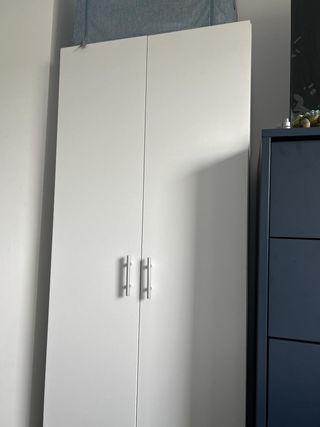 Armadio bianco con ripiani