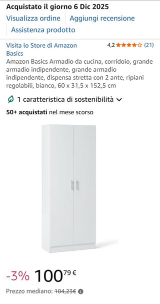 Armadio bianco con ripiani
