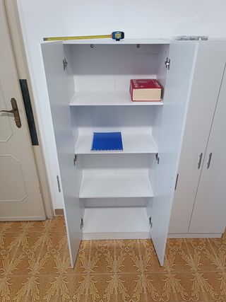 Armadio bianco con ripiani