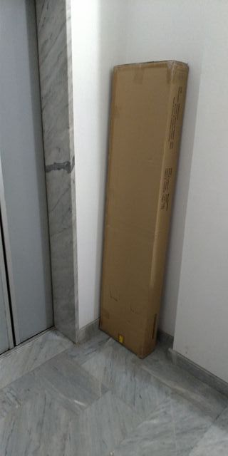 Armadio bianco con ripiani