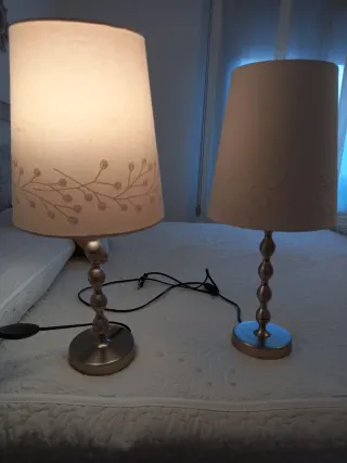 Lámparas de mesa beige y plateadas