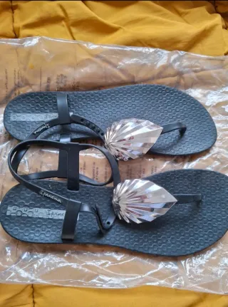 Sandalias Ipanema Negras con Detalle Plateado