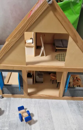 Casa de muñecas de madera