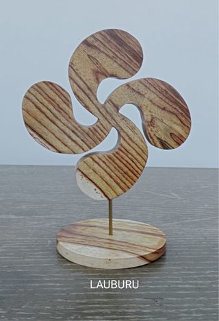 Figuras de madera decorativas