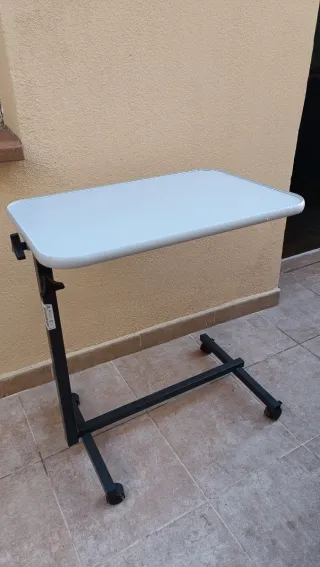 Mesa auxiliar regulable con ruedas