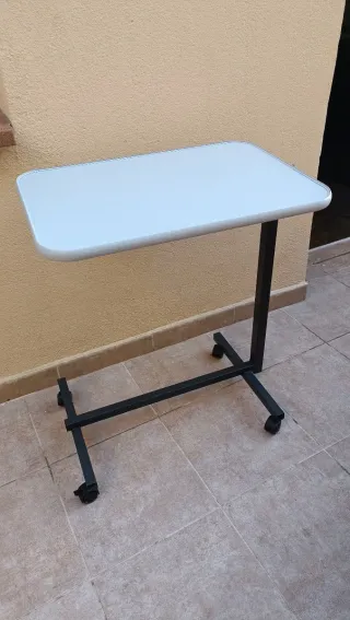 Mesa auxiliar regulable con ruedas