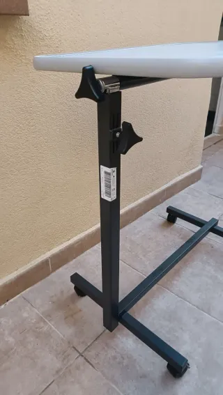 Mesa auxiliar regulable con ruedas