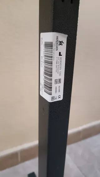 Mesa auxiliar regulable con ruedas