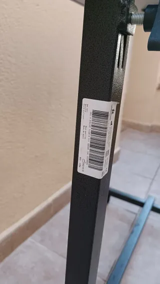 Mesa auxiliar regulable con ruedas