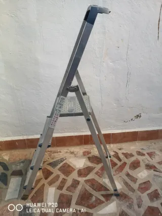 Escalera plegable de aluminio