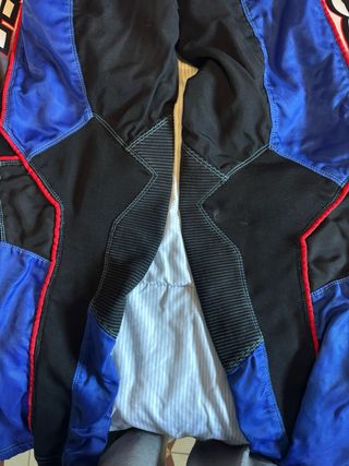 Pantalón de moto azul y negro