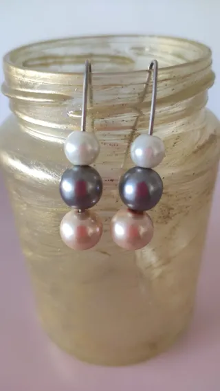 Pendientes gancho perlas grises, rosas y blancas