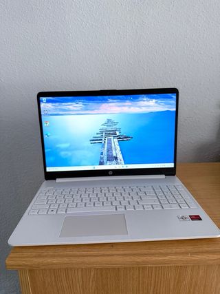 Portátil HP 15.6’’Blanco AMD ATHLON SSD como nuevo