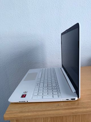 Portátil HP 15.6’’Blanco AMD ATHLON SSD como nuevo