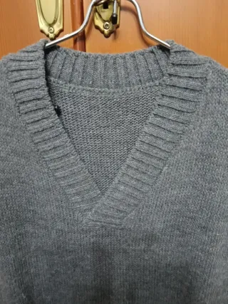 Chaleco de punto gris oscuro cuello pico