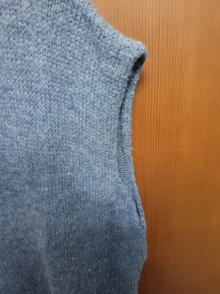 Chaleco de punto gris oscuro cuello pico