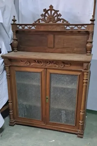 Mueble antiguo de madera