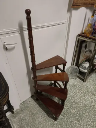 Escalera de biblioteca de madera