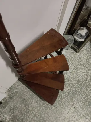 Escalera de biblioteca de madera