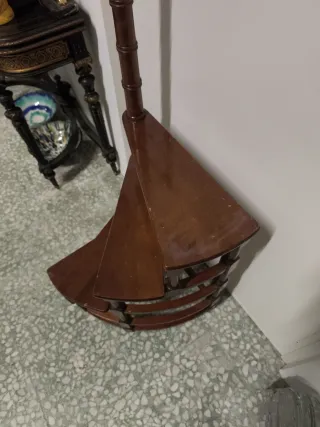 Escalera de biblioteca de madera