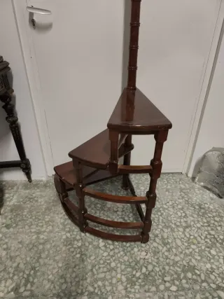 Escalera de biblioteca de madera