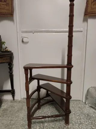 Escalera de biblioteca de madera