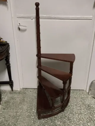 Escalera de biblioteca de madera