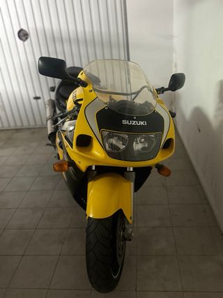 Moto Suzuki GSX-R 650 amarilla