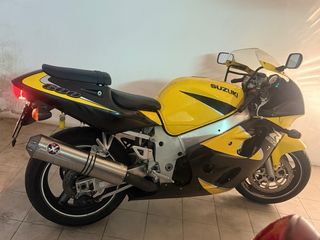 Moto Suzuki GSX-R 650 amarilla