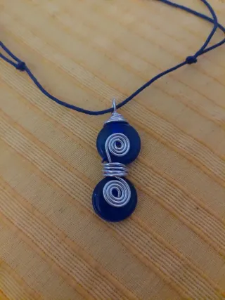 Colgante azul y plateado