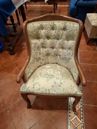 Butaca descalzadora tapizada floral