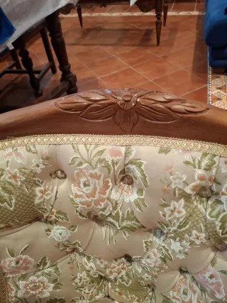 Butaca descalzadora tapizada floral