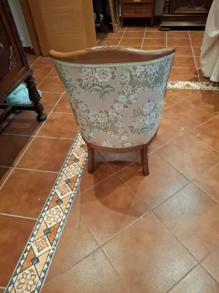 Butaca descalzadora tapizada floral